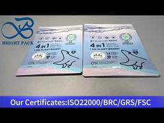 les dosettes de lessive bleues tiennent un sac à fermeture éclair