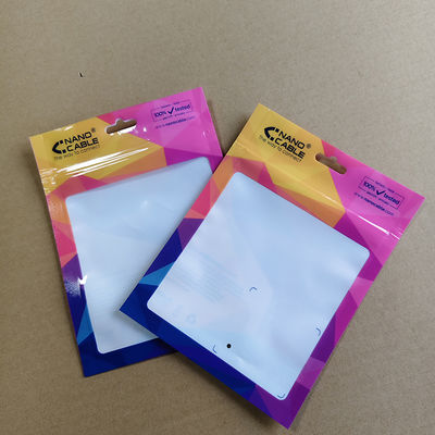 Des sacs d'étanchéité à trois côtés rentables avec fenêtre de haute visibilité pour l'emballage de petits accessoires électroniques.